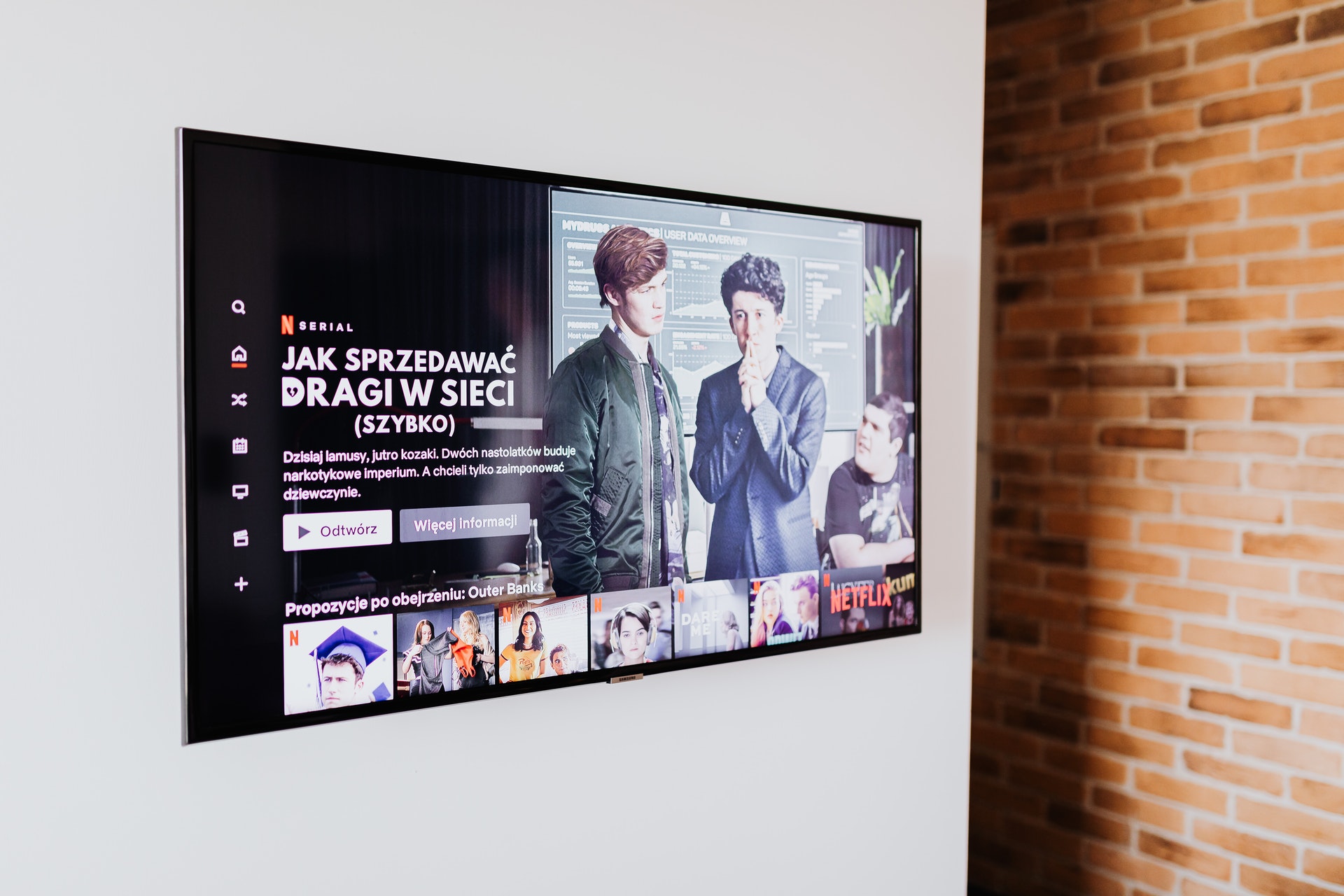 Netflix Platform open on a Smart TV with the show 'Jak sprzedawać dragi w sieci' previewed on it highlighting the Netflix Marketing Strategy to spread across consumer electronics